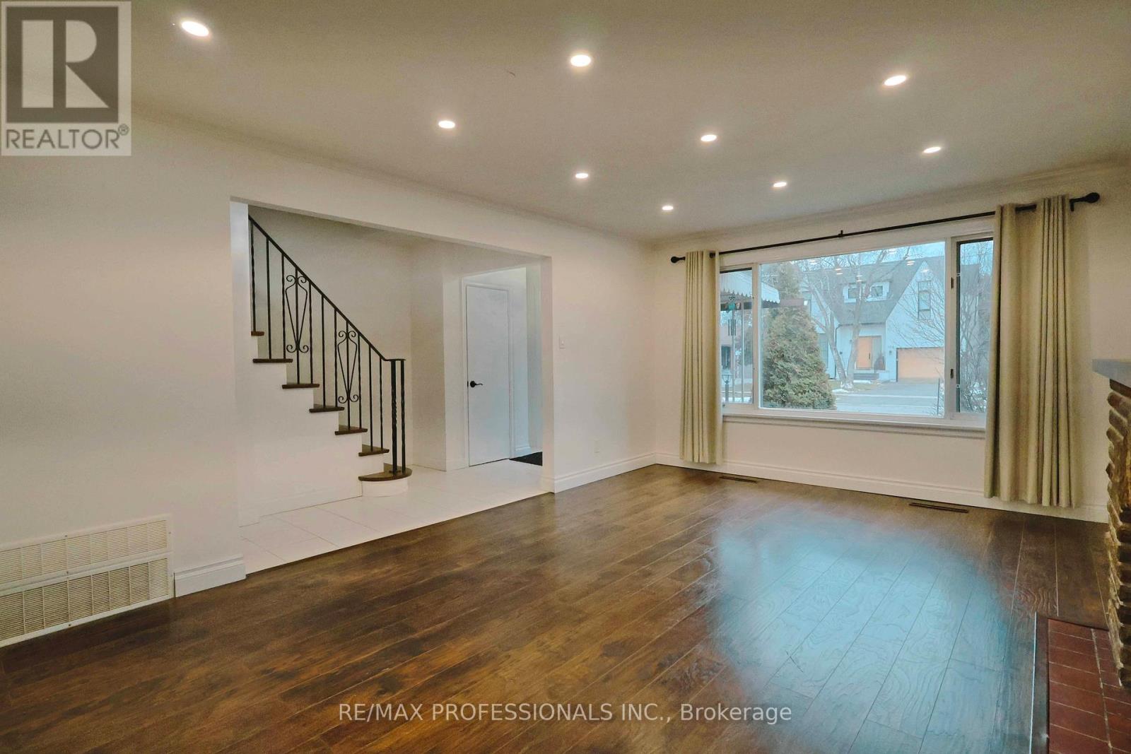 109 Botfield Avenue, Toronto, Ontario  M9B 4E6 - Photo 3 - W12695534