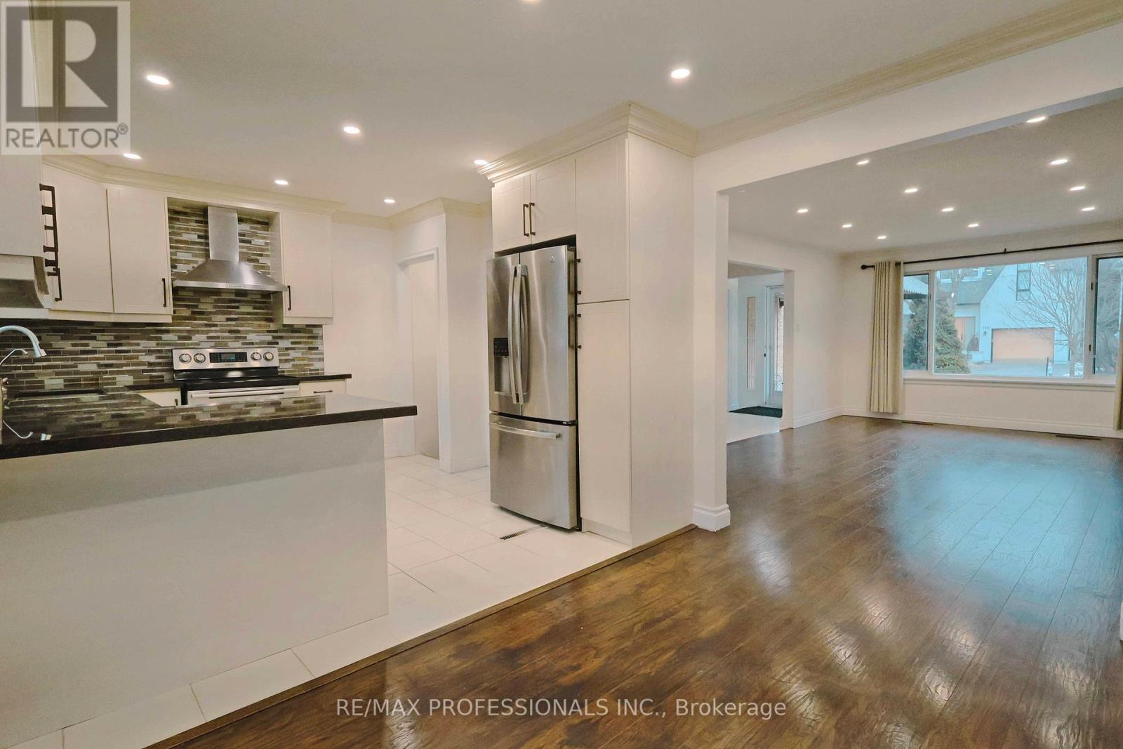 109 Botfield Avenue, Toronto, Ontario  M9B 4E6 - Photo 5 - W12695534