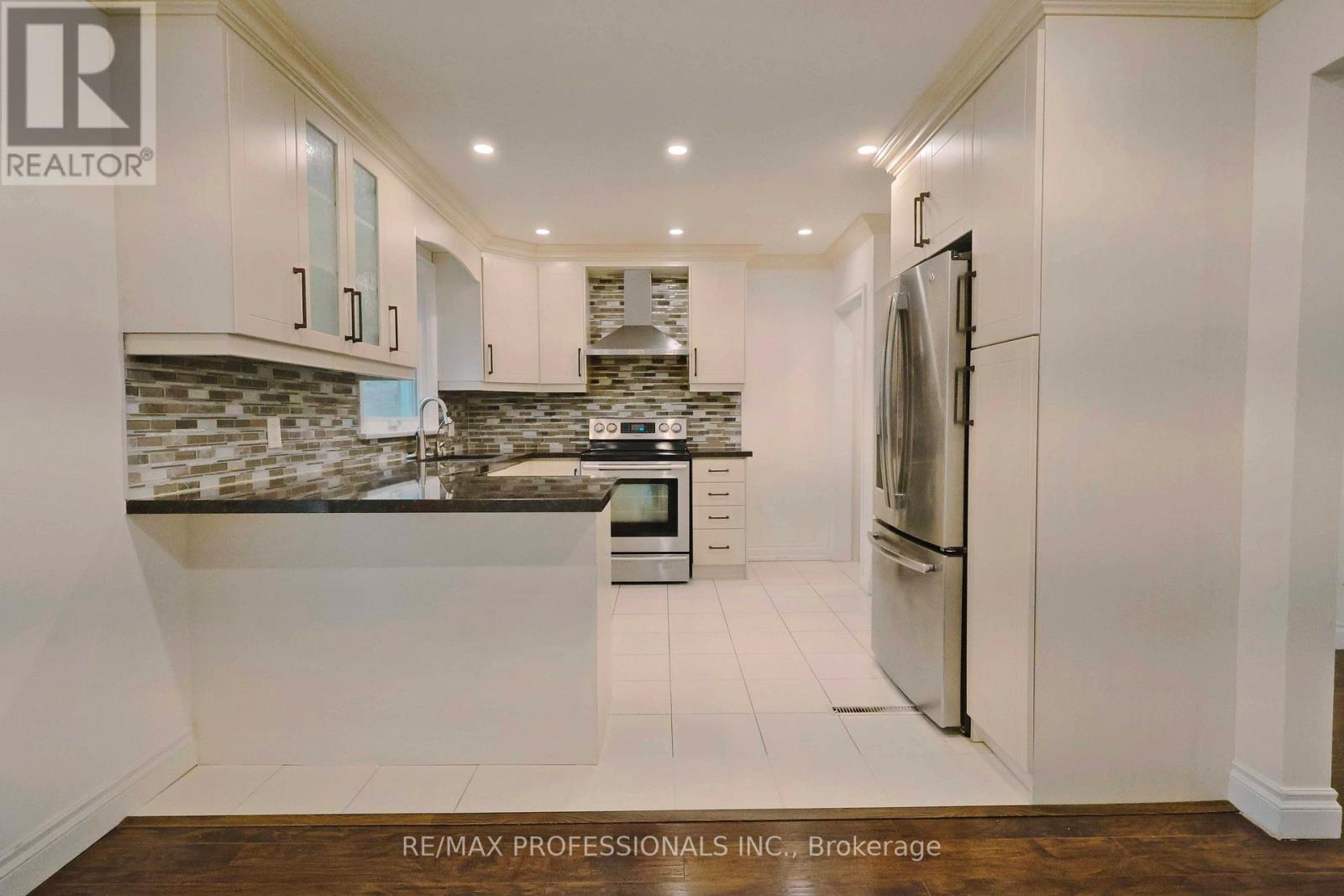 109 Botfield Avenue, Toronto, Ontario  M9B 4E6 - Photo 6 - W12695534