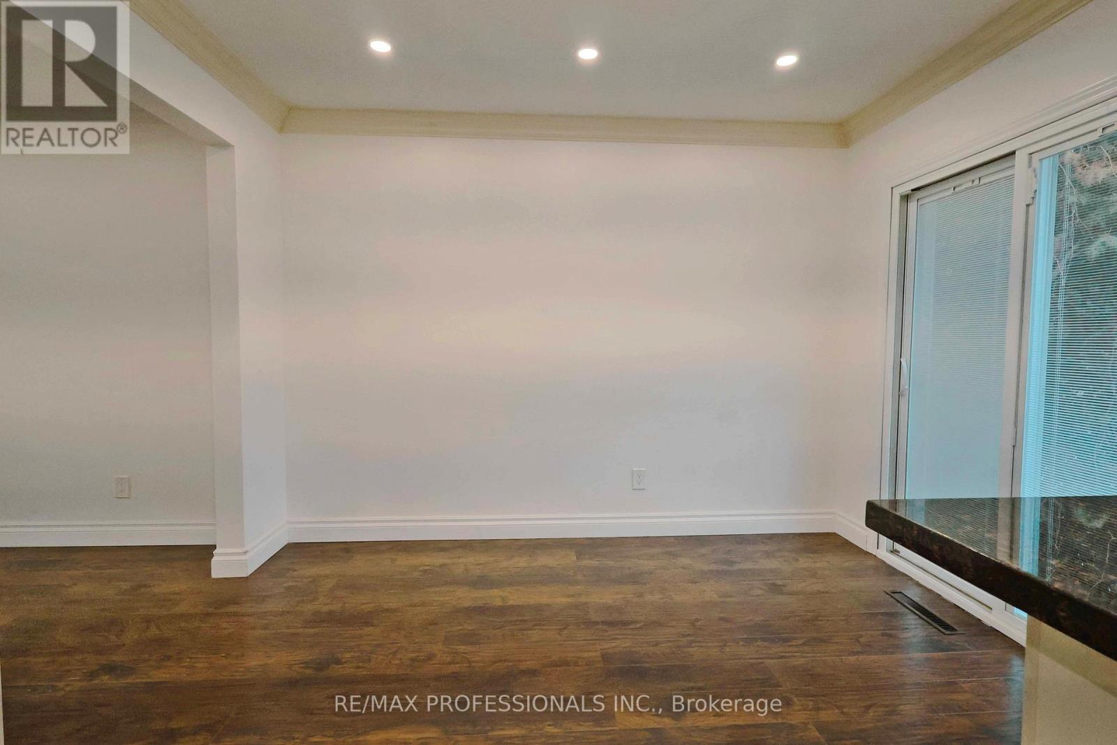 109 Botfield Avenue, Toronto, Ontario  M9B 4E6 - Photo 8 - W12695534