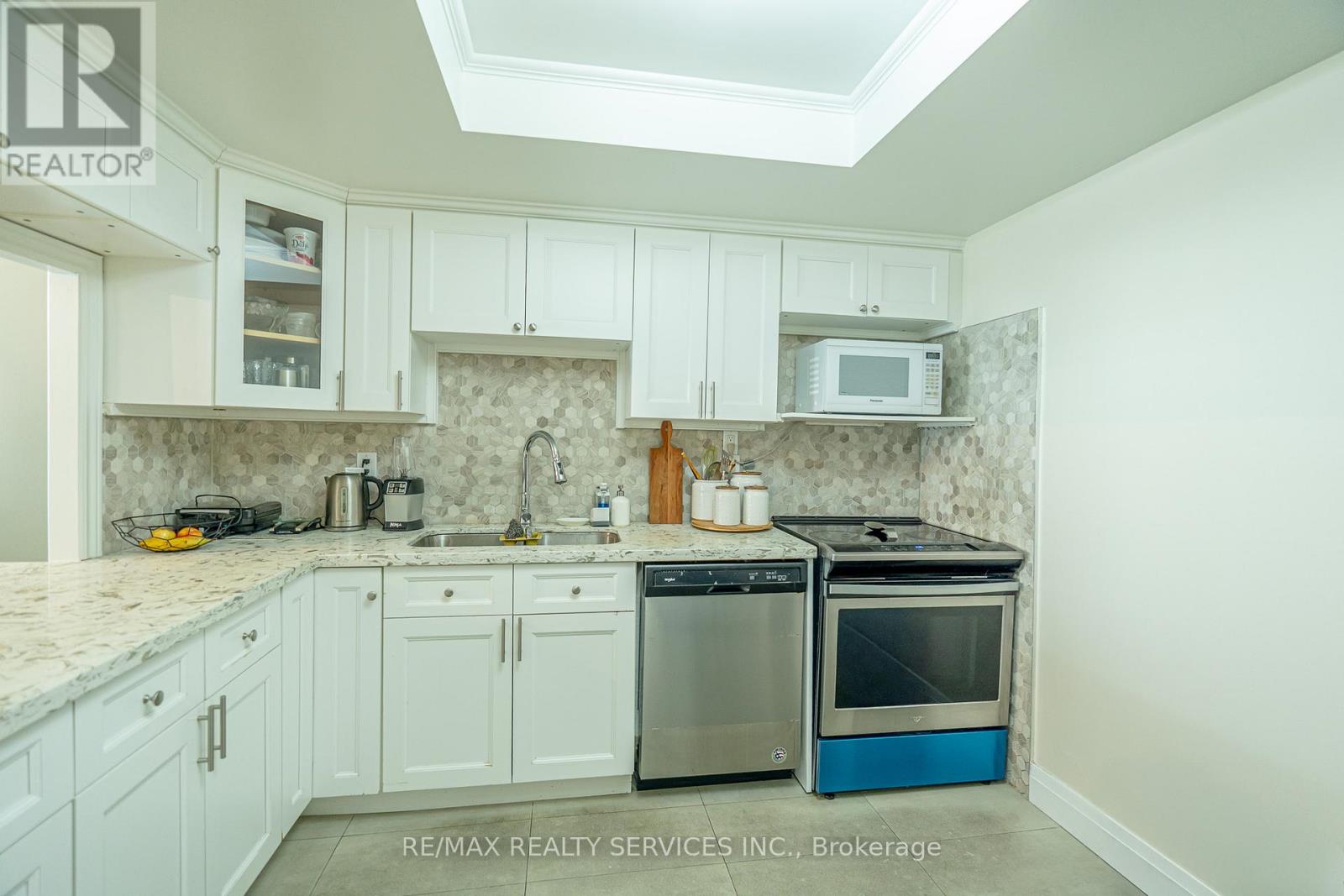 203 - 8 Lisa Street, Brampton, Ontario  L6T 4S6 - Photo 4 - W12695558