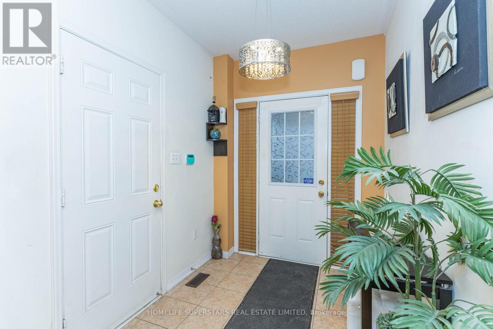 96 Delport Close, Brampton, Ontario  L6P 3T1 - Photo 4 - W12695628