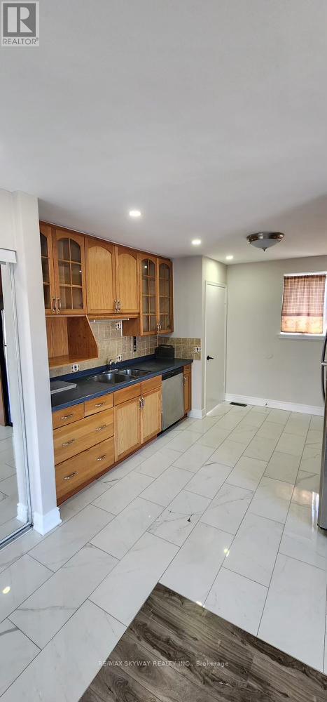 23 Gable Drive, Brampton, Ontario  L6V 2H2 - Photo 4 - W12695638