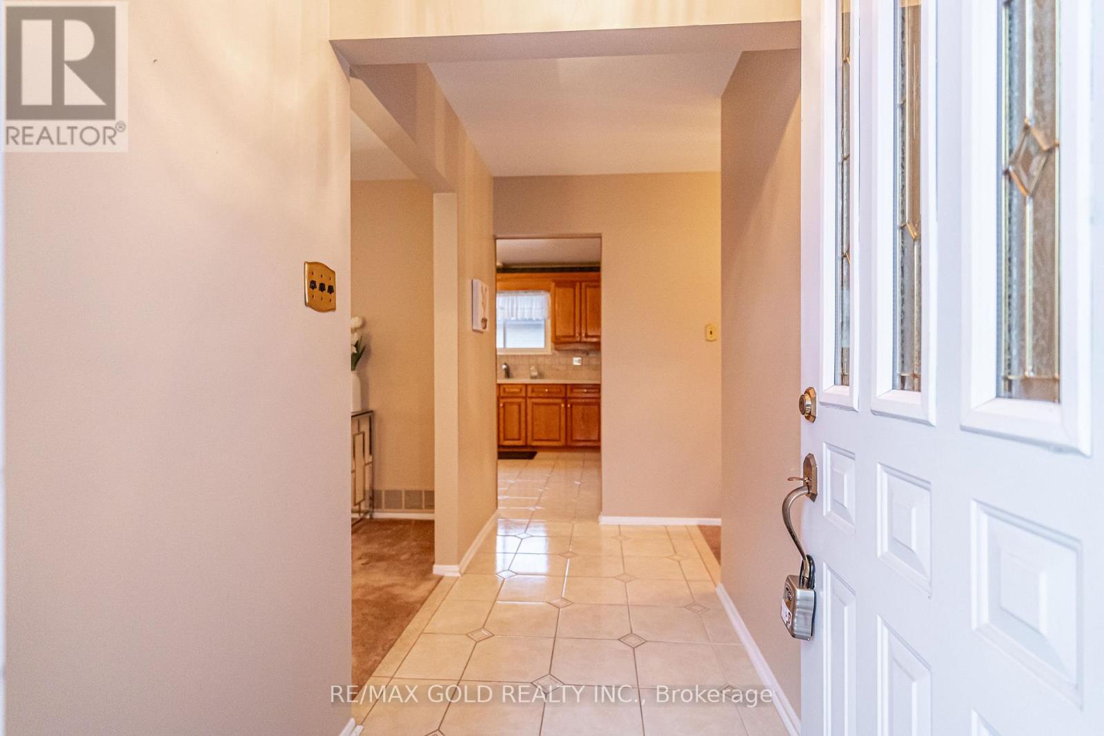 45 Belmont Drive, Brampton, Ontario  L6T 2K5 - Photo 4 - W12694920