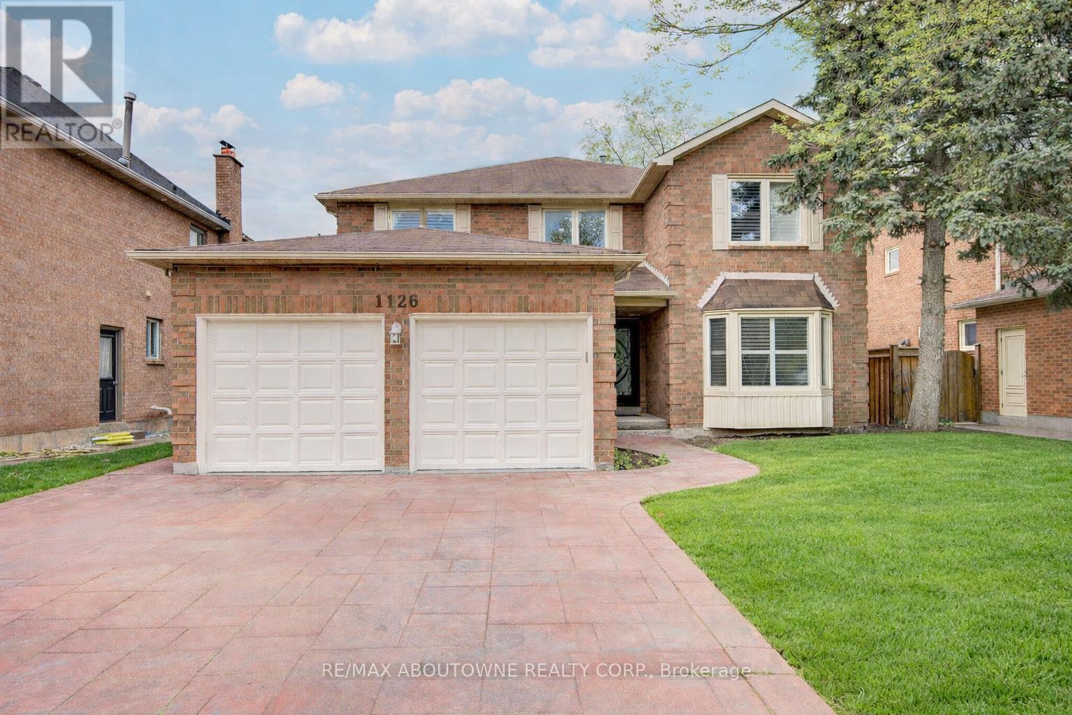 1126 Berkshire Court, Oakville, Ontario  L6M 2L6 - Photo 2 - W12692510