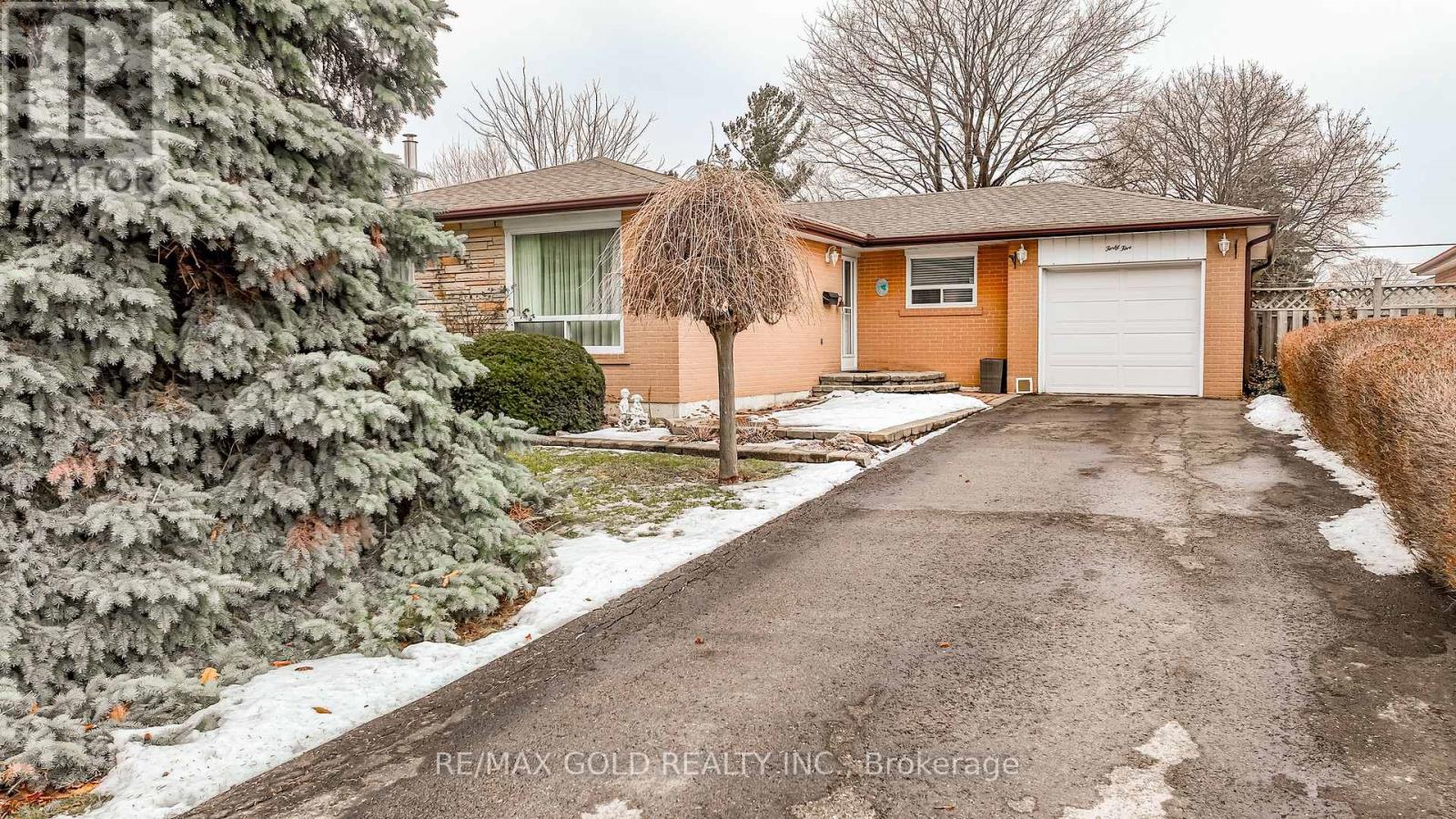 45 Belmont Drive, Brampton, Ontario  L6T 2K5 - Photo 2 - W12694920