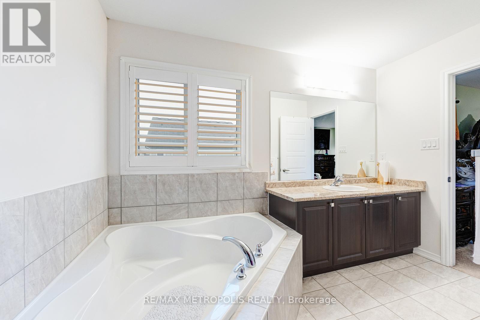 Main - 112 Longboat Run, Brantford, Ontario  N3T 6P4 - Photo 32 - X12695540