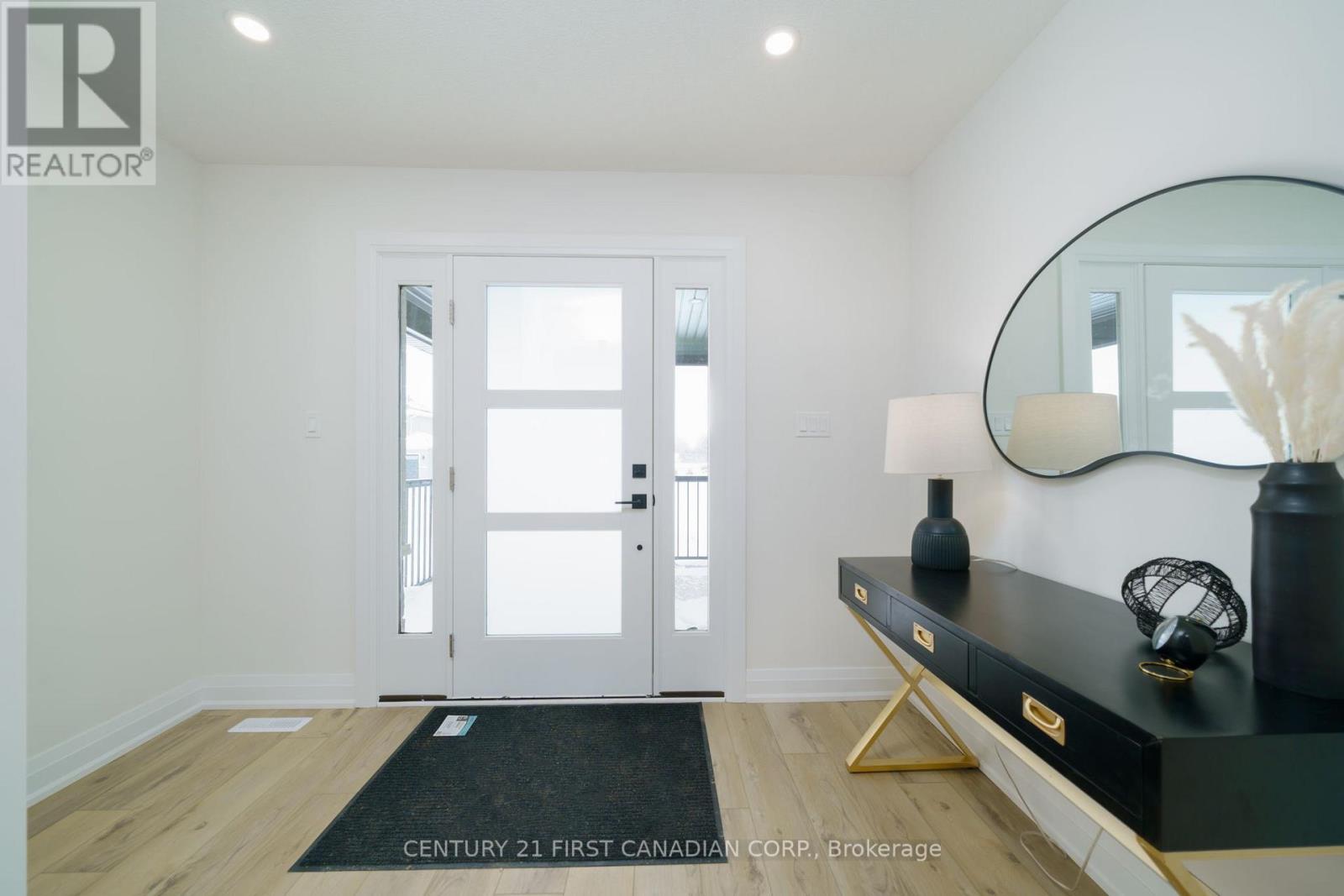 486 Julianna Court, Plympton-Wyoming, Ontario  N0N 1T0 - Photo 4 - X12695752