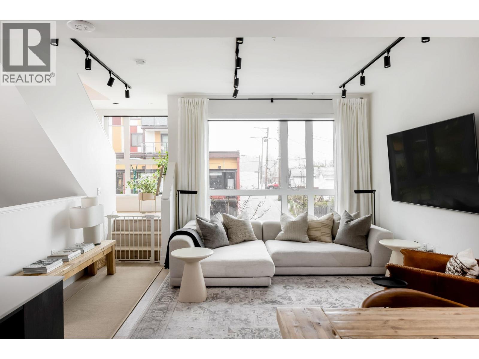 Listing Picture 12 of 23 : 3914 DUMFRIES STREET, Vancouver / 溫哥華 - 魯藝地產 Yvonne Lu Group - MLS Medallion Club Member