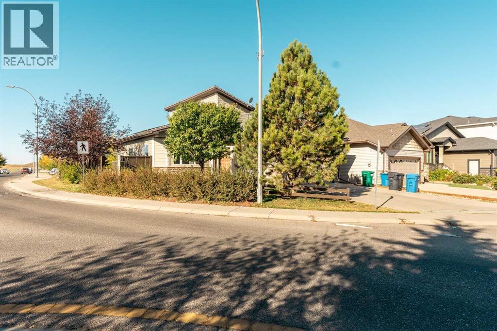 609 Sunridge Crescent W, Lethbridge, Alberta  T1J 0T3 - Photo 2 - A2277084