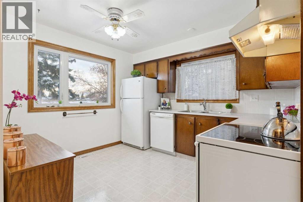 3221 Cedarille Drive Sw, Calgary, Alberta  T2W 2N2 - Photo 11 - A2270669