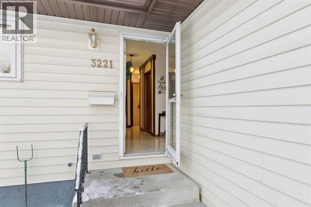 3221 Cedarille Drive Sw, Calgary, Alberta  T2W 2N2 - Photo 3 - A2270669