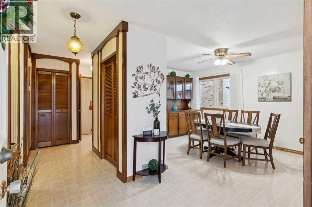 3221 Cedarille Drive Sw, Calgary, Alberta  T2W 2N2 - Photo 4 - A2270669