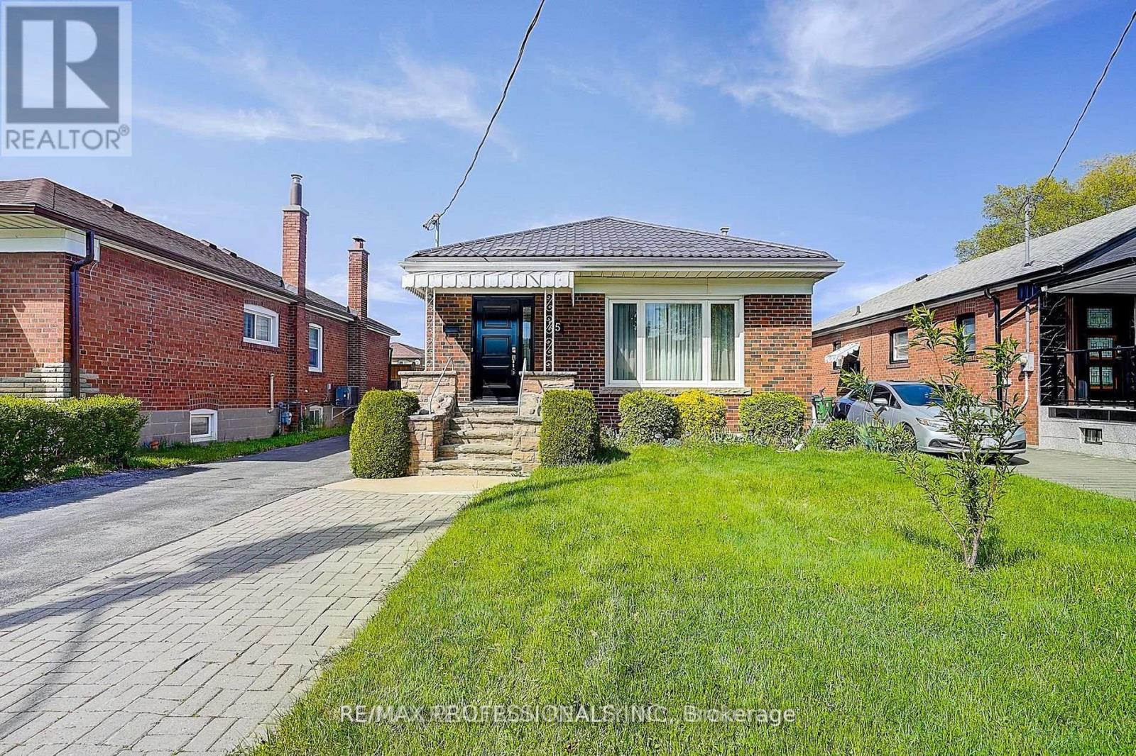 <div class="slider-price">$2,650 Monthly</div><p>Main - 25 Muldrew Avenue, Toronto, Ontario</p>