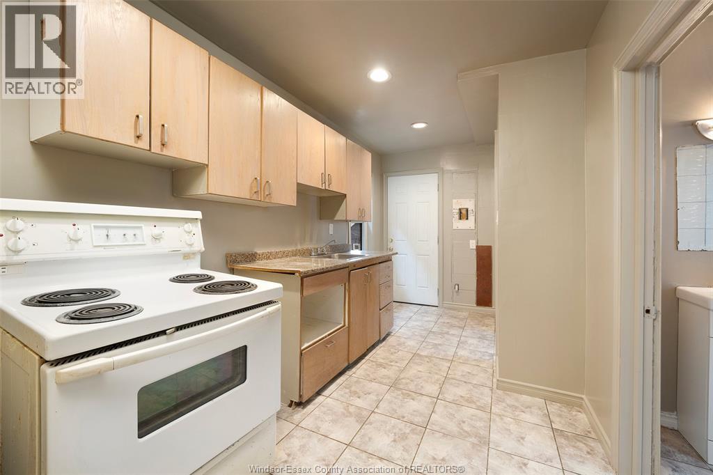 989 Lincoln, Windsor, Ontario  N8Y 2H3 - Photo 3 - 26001102