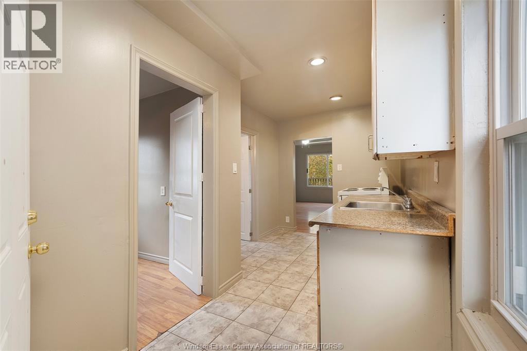 989 Lincoln, Windsor, Ontario  N8Y 2H3 - Photo 4 - 26001102