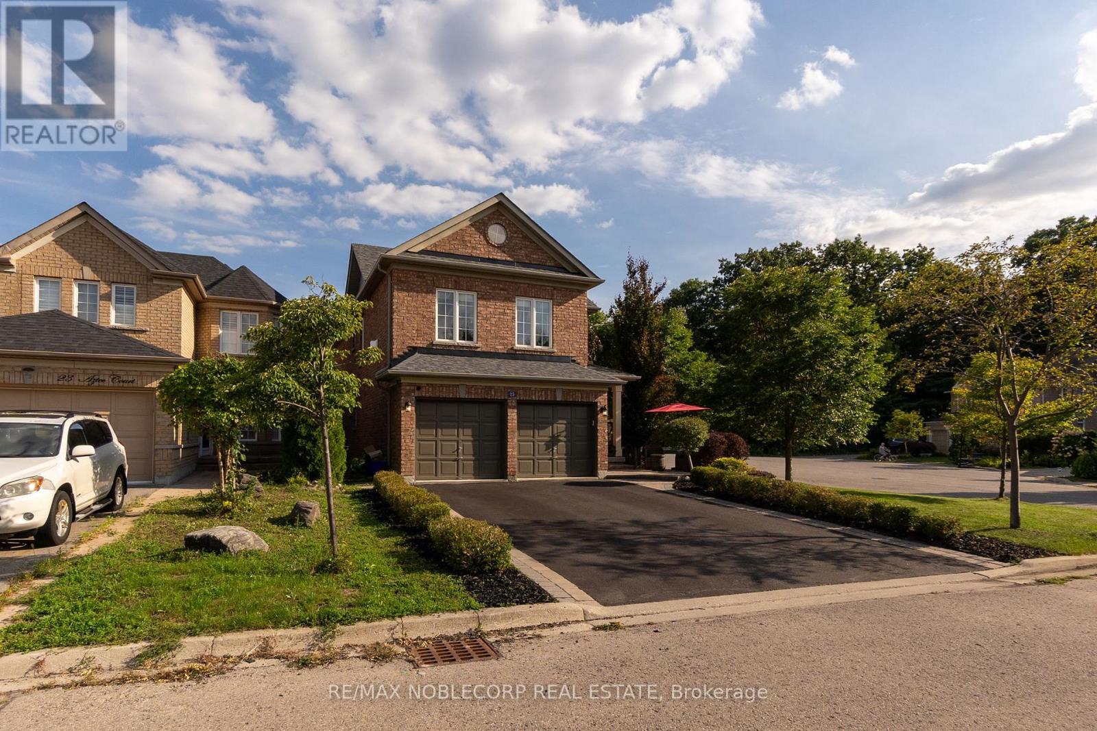 25 Aztec Court, Richmond Hill, Ontario  L4S 2W6 - Photo 4 - N12695498
