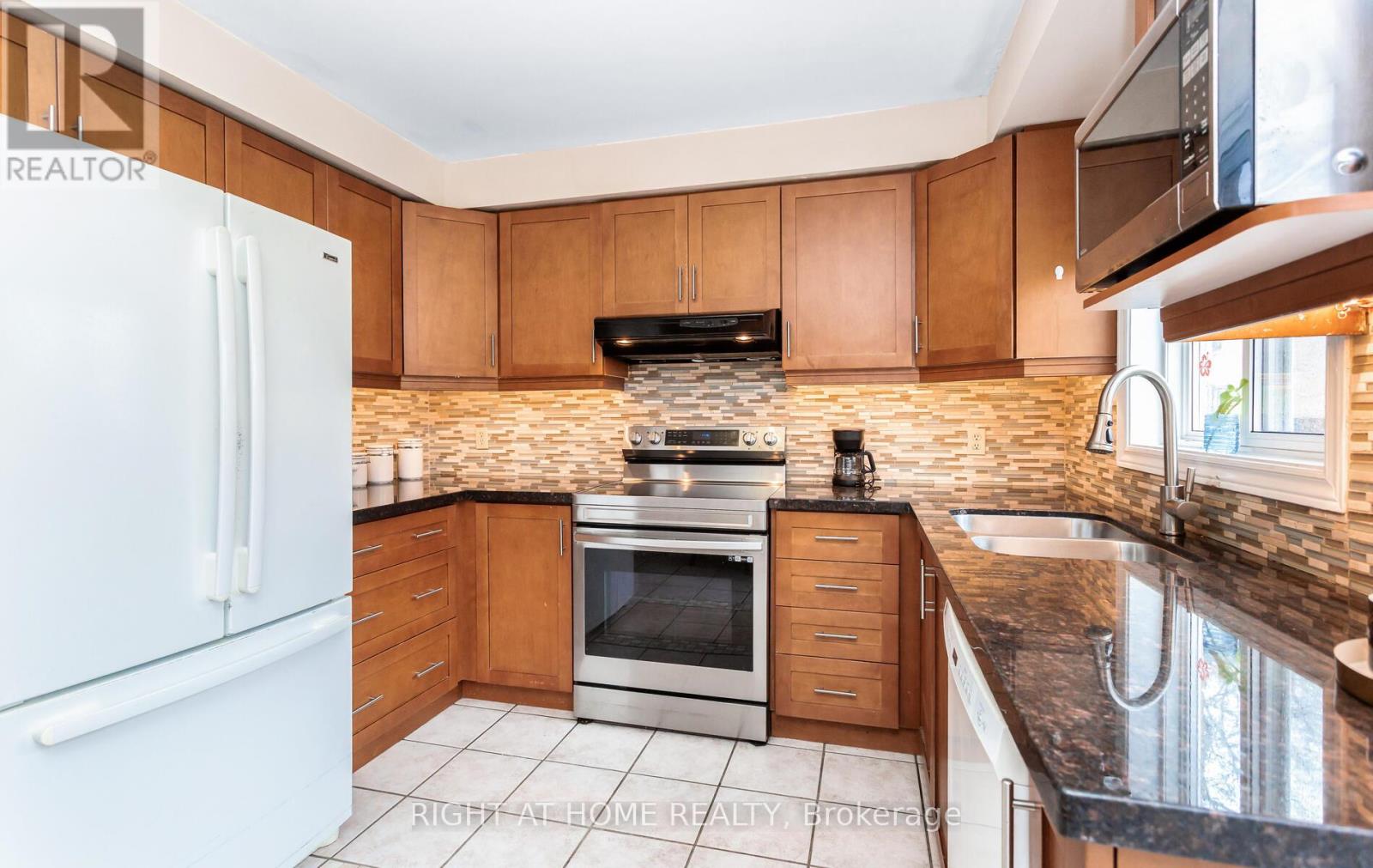 138 Atkins Circle, Brampton, Ontario  L6X 4E7 - Photo 21 - W12693178