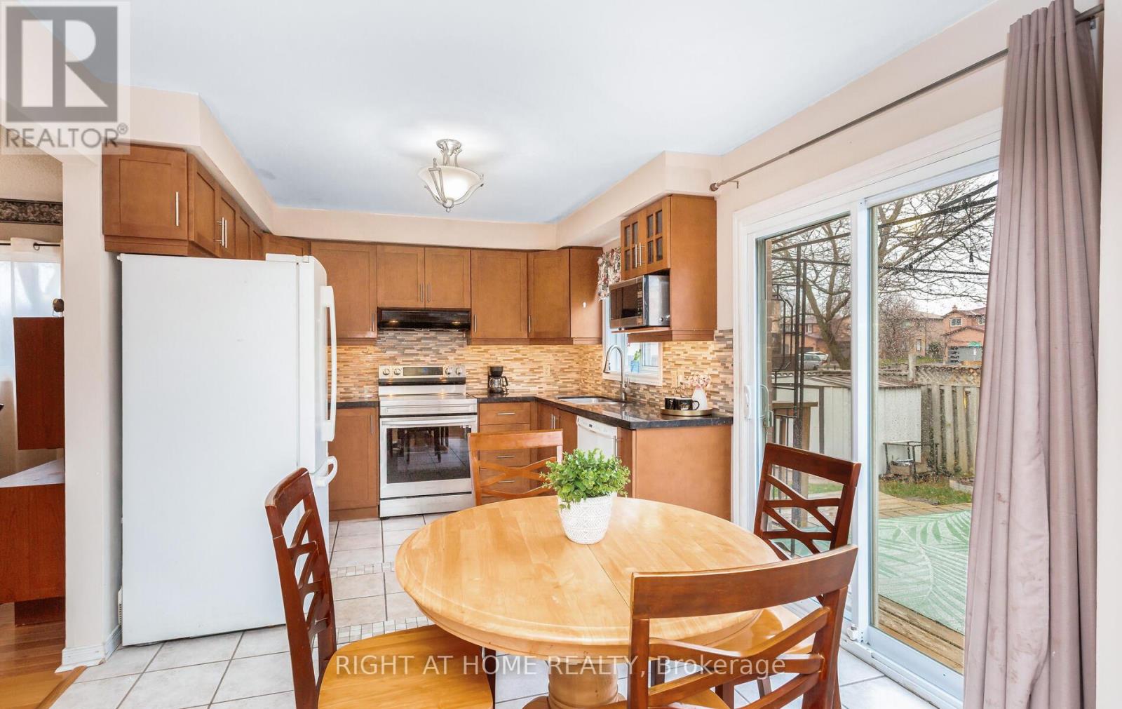 138 Atkins Circle, Brampton, Ontario  L6X 4E7 - Photo 19 - W12693178