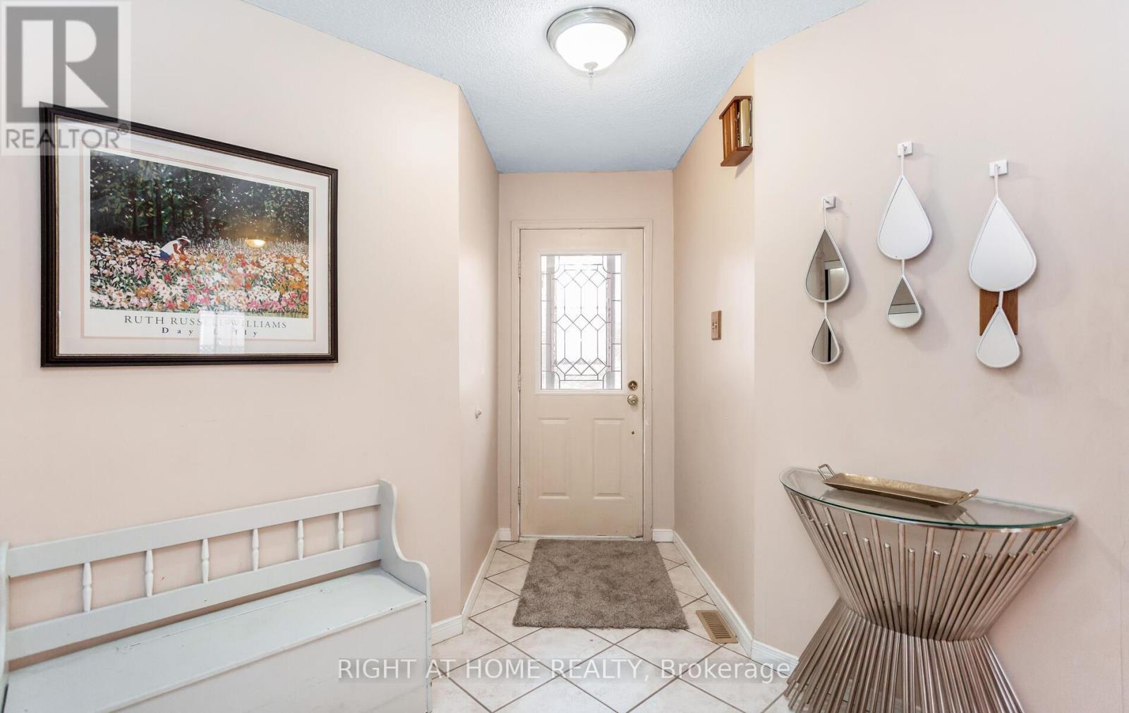 138 Atkins Circle, Brampton, Ontario  L6X 4E7 - Photo 5 - W12693178