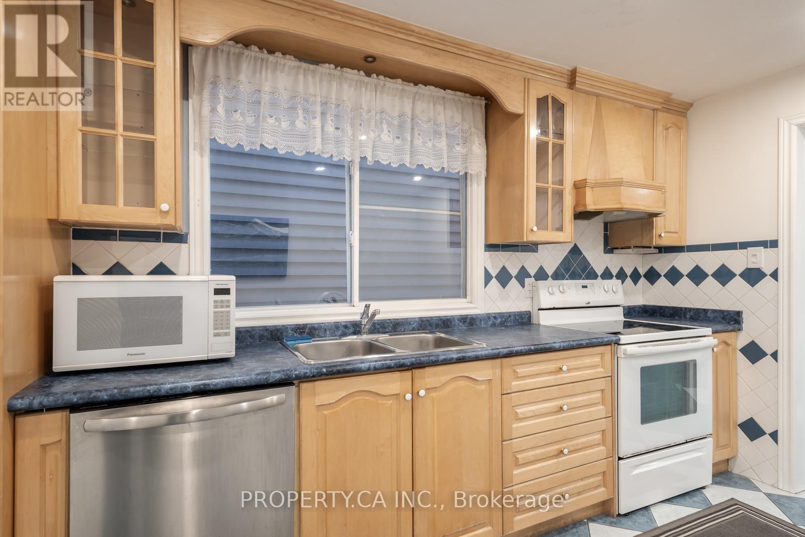 Upper - 557 Perth Avenue, Toronto, Ontario  M6N 2W6 - Photo 10 - W12695772