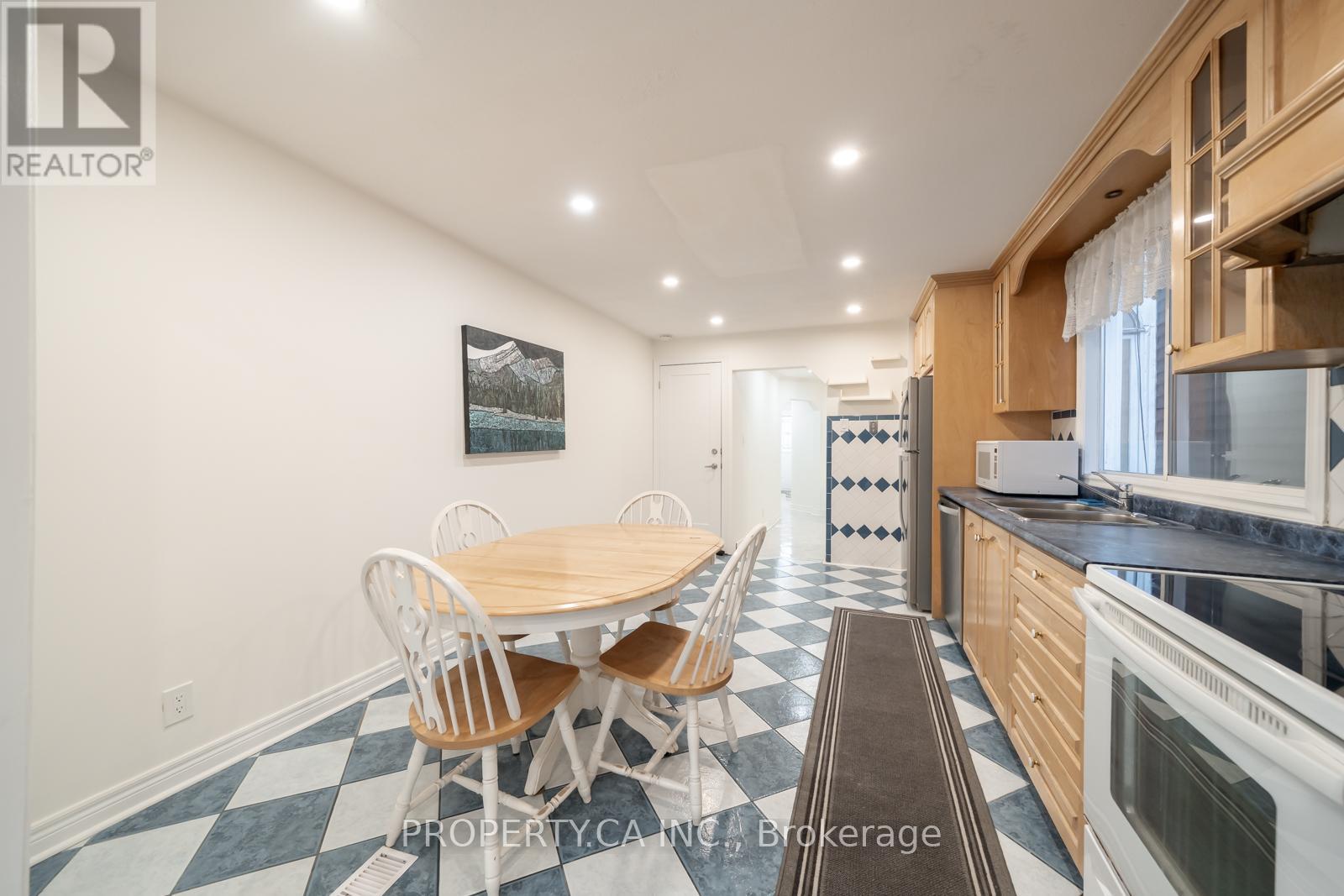 Upper - 557 Perth Avenue, Toronto, Ontario  M6N 2W6 - Photo 11 - W12695772