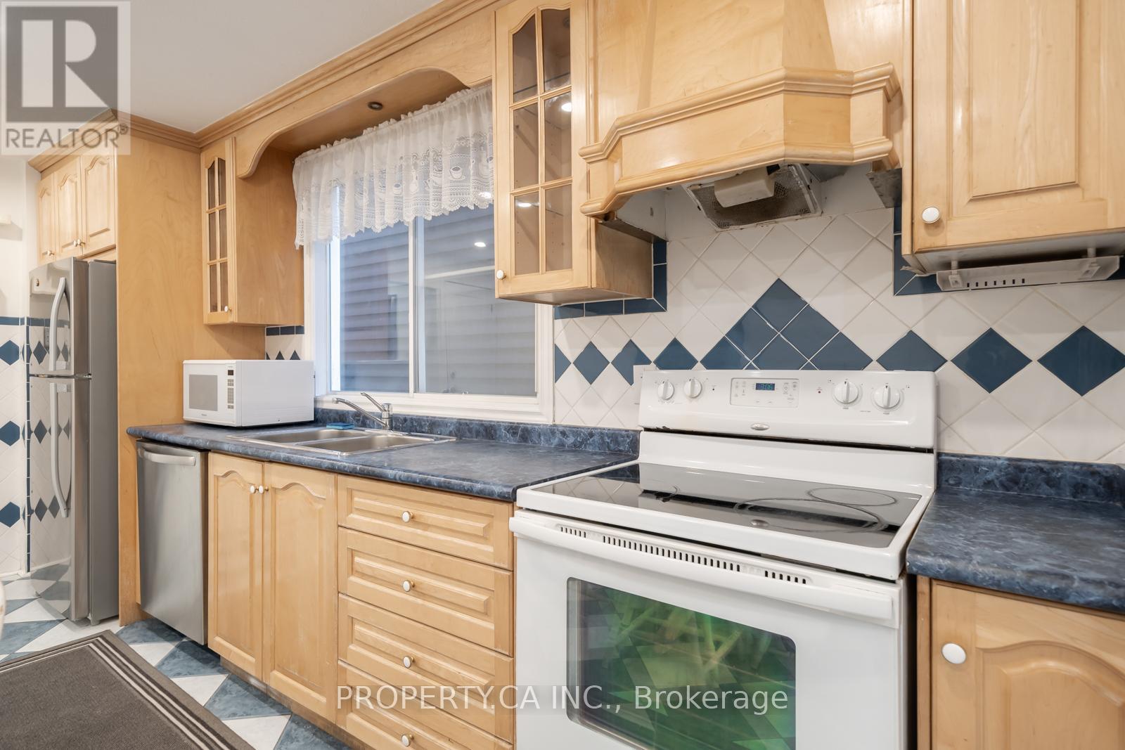 Upper - 557 Perth Avenue, Toronto, Ontario  M6N 2W6 - Photo 12 - W12695772