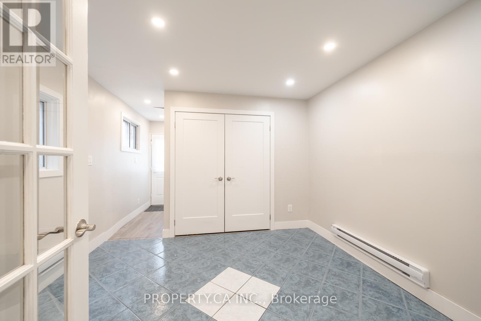 Upper - 557 Perth Avenue, Toronto, Ontario  M6N 2W6 - Photo 13 - W12695772