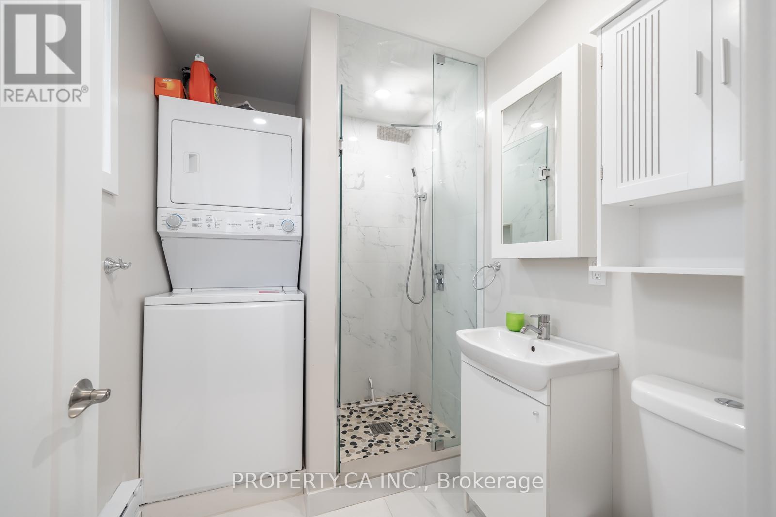 Upper - 557 Perth Avenue, Toronto, Ontario  M6N 2W6 - Photo 15 - W12695772