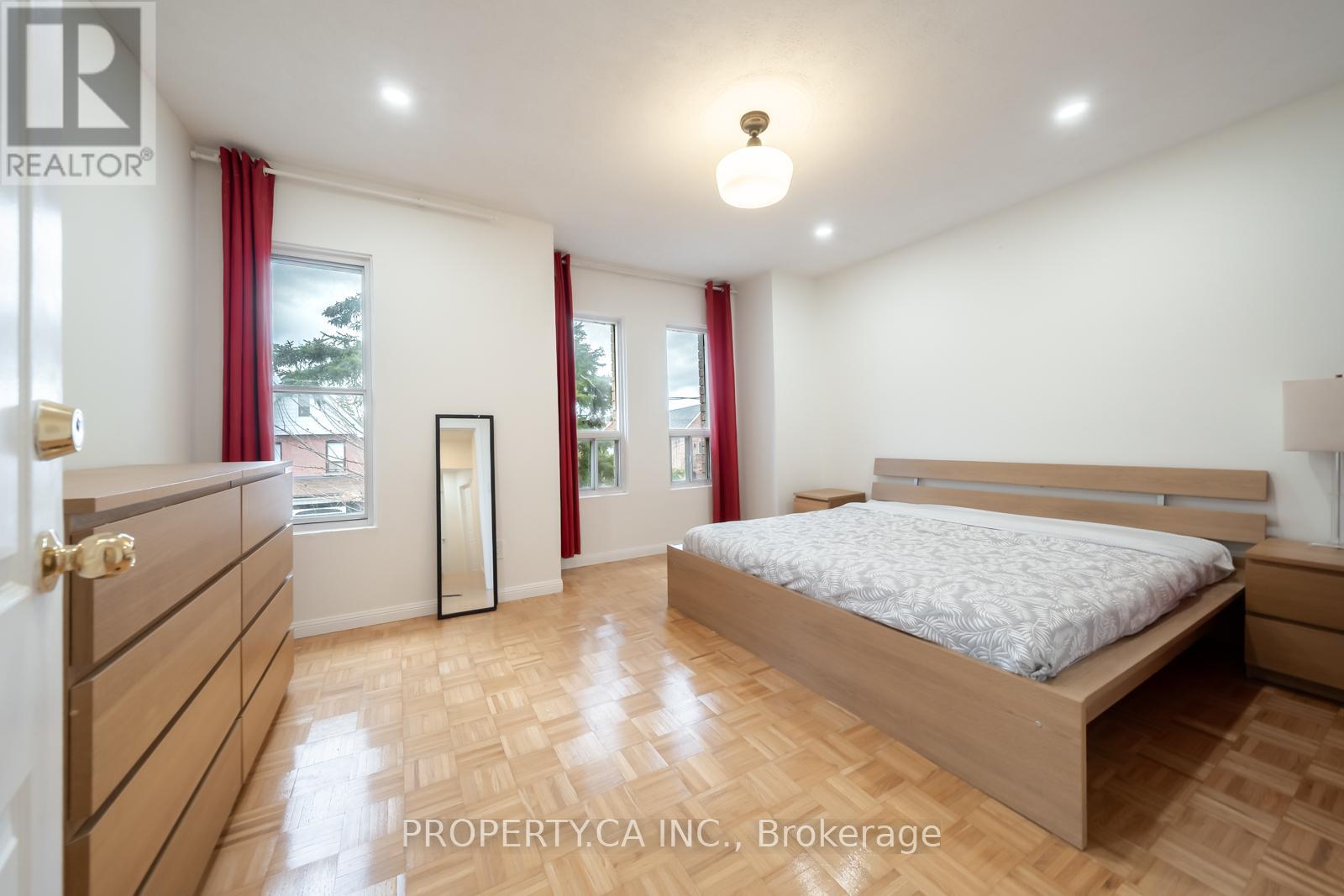 Upper - 557 Perth Avenue, Toronto, Ontario  M6N 2W6 - Photo 17 - W12695772