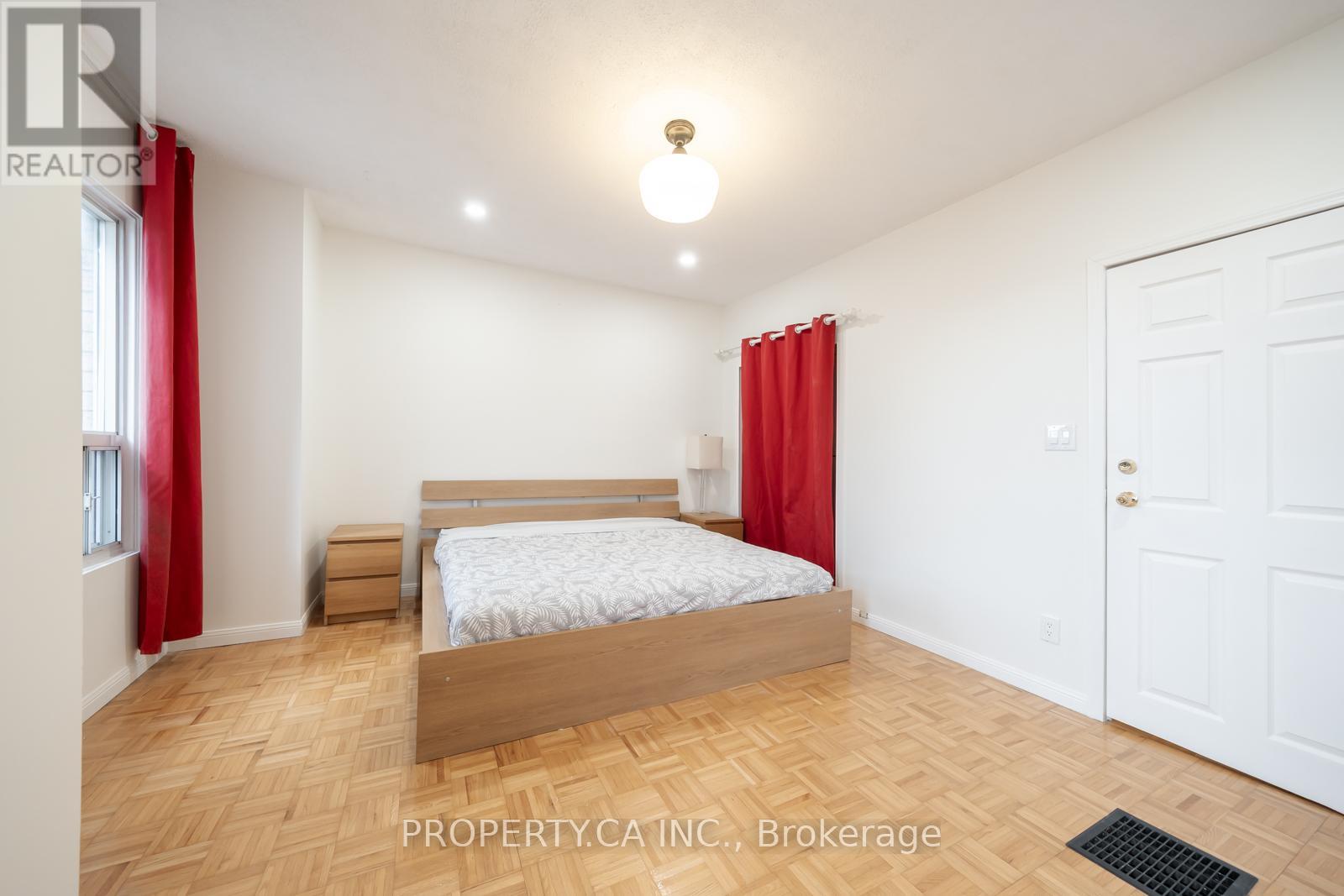 Upper - 557 Perth Avenue, Toronto, Ontario  M6N 2W6 - Photo 18 - W12695772