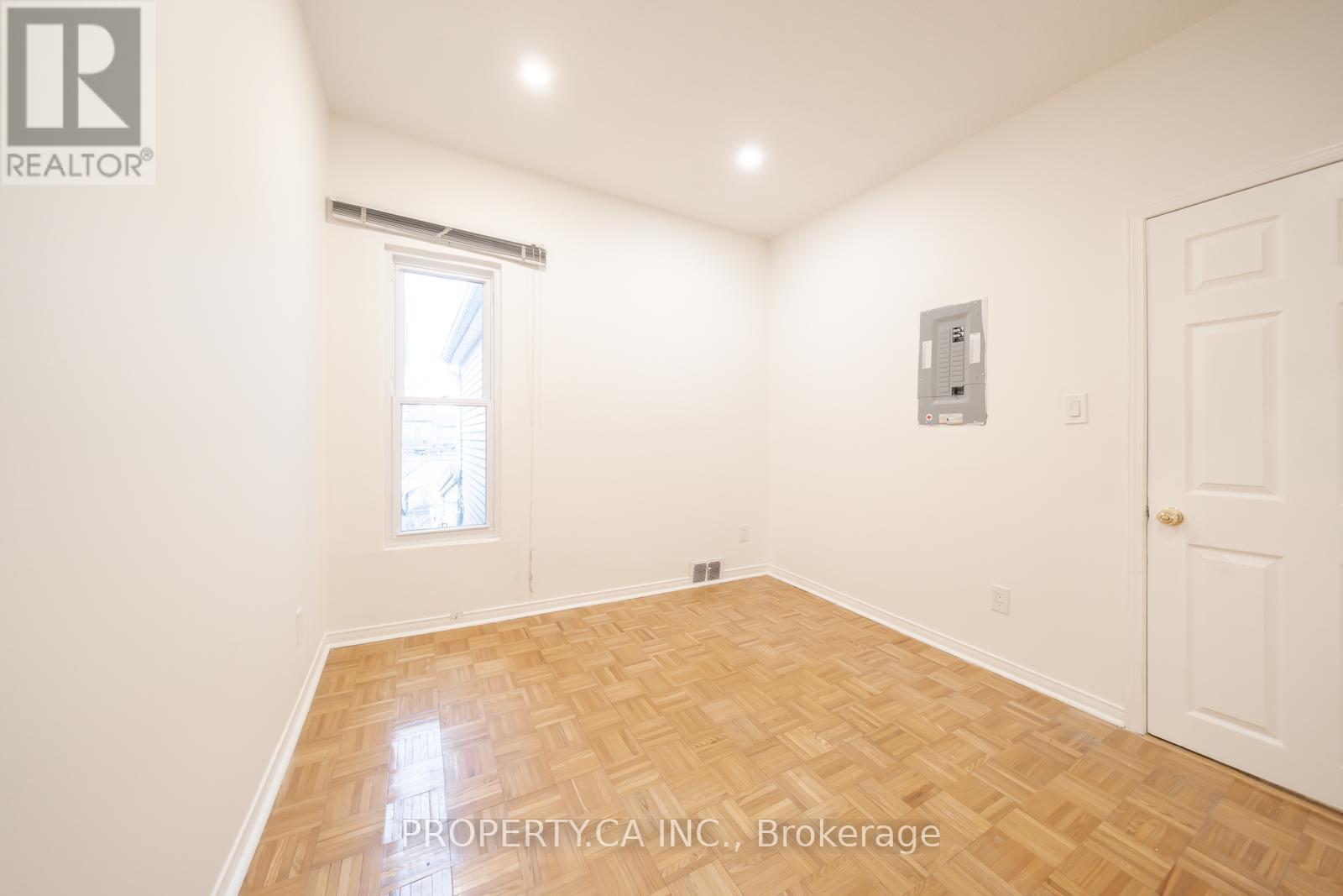 Upper - 557 Perth Avenue, Toronto, Ontario  M6N 2W6 - Photo 19 - W12695772