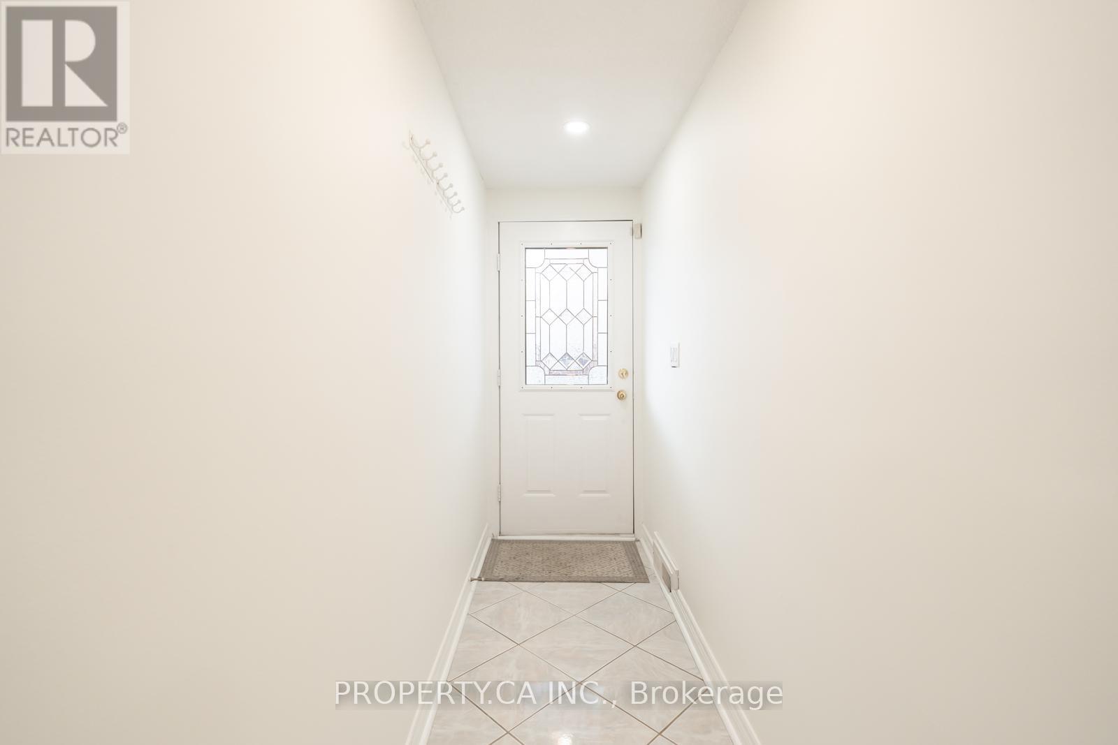 Upper - 557 Perth Avenue, Toronto, Ontario  M6N 2W6 - Photo 2 - W12695772