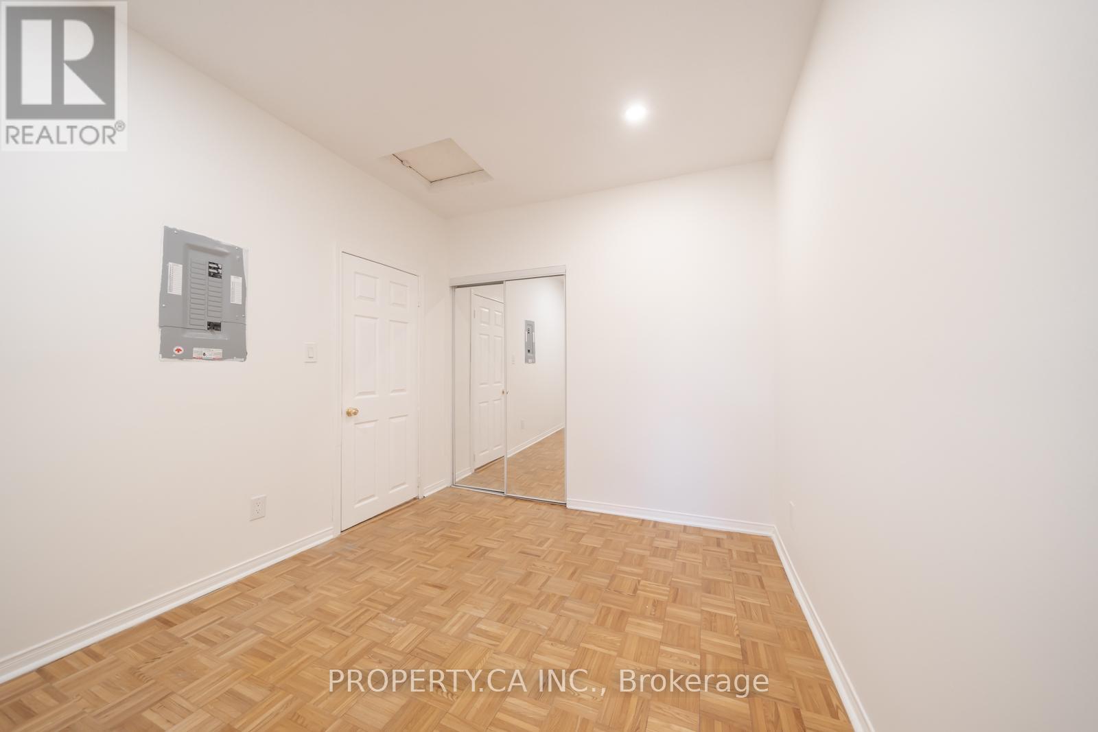 Upper - 557 Perth Avenue, Toronto, Ontario  M6N 2W6 - Photo 20 - W12695772