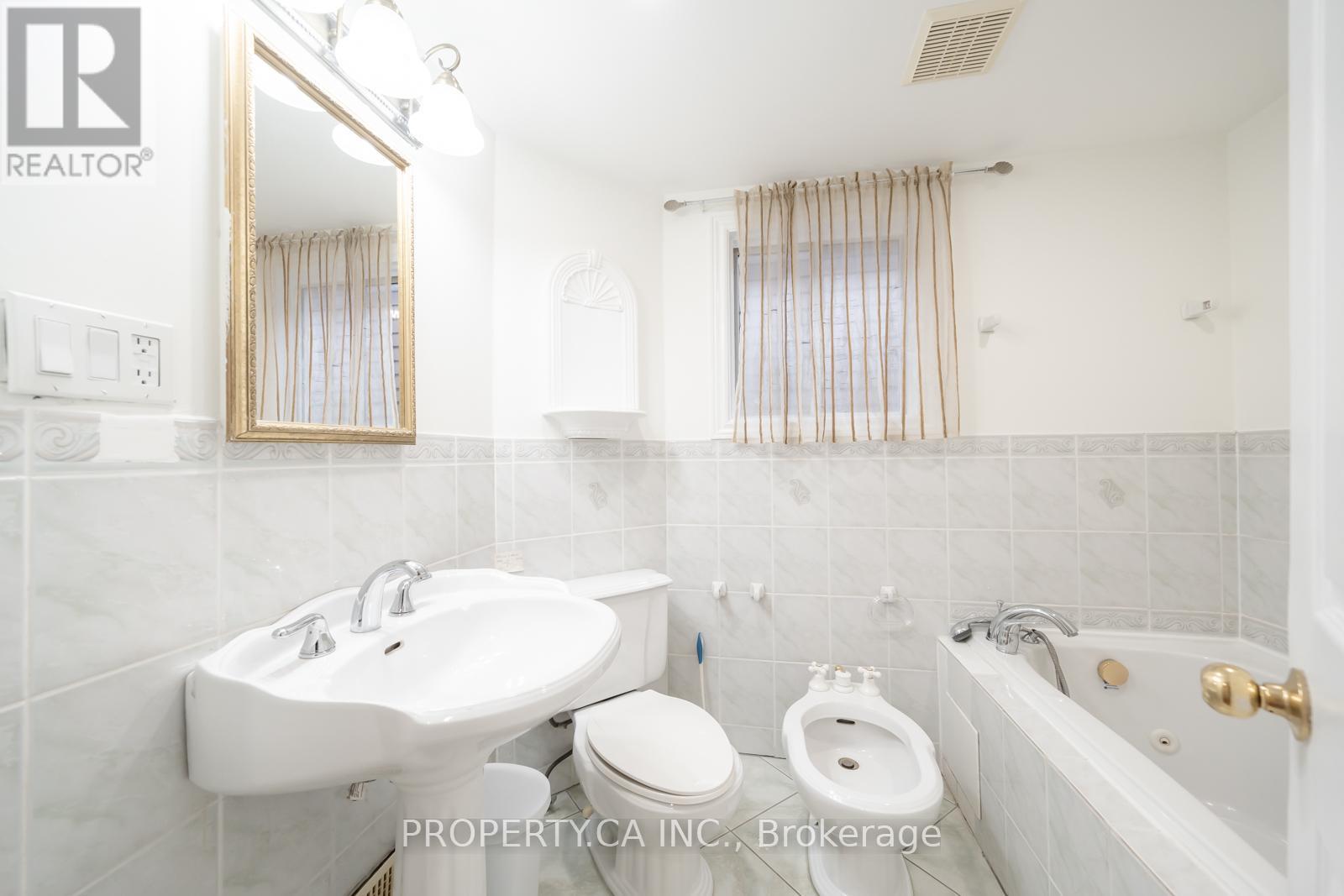 Upper - 557 Perth Avenue, Toronto, Ontario  M6N 2W6 - Photo 21 - W12695772