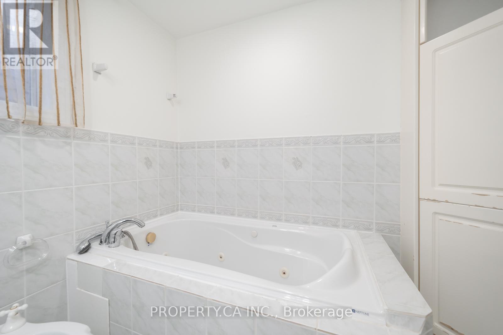 Upper - 557 Perth Avenue, Toronto, Ontario  M6N 2W6 - Photo 22 - W12695772