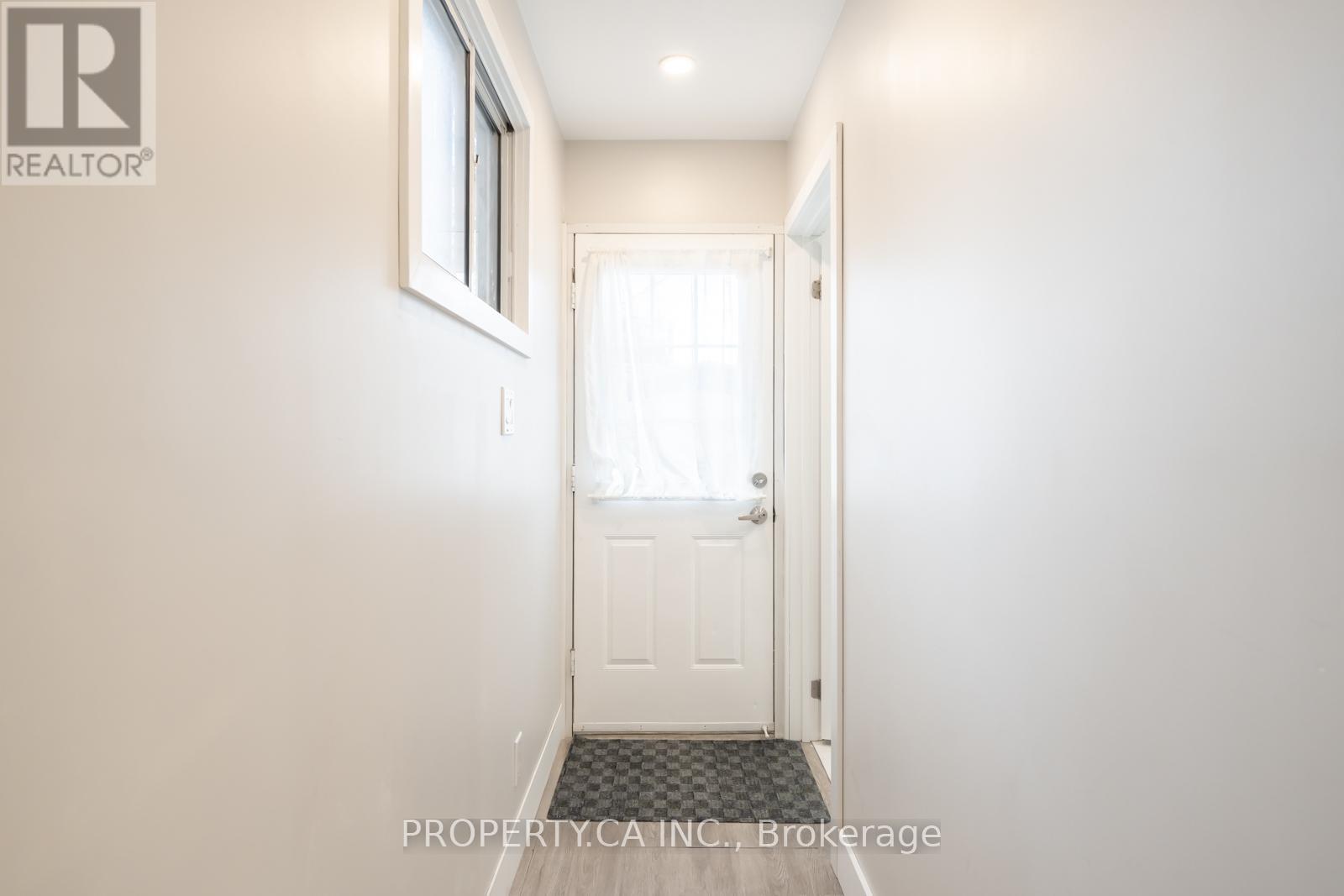 Upper - 557 Perth Avenue, Toronto, Ontario  M6N 2W6 - Photo 24 - W12695772