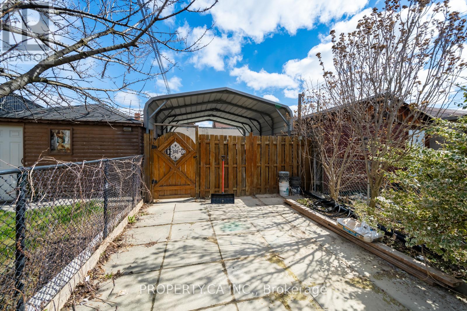 Upper - 557 Perth Avenue, Toronto, Ontario  M6N 2W6 - Photo 25 - W12695772