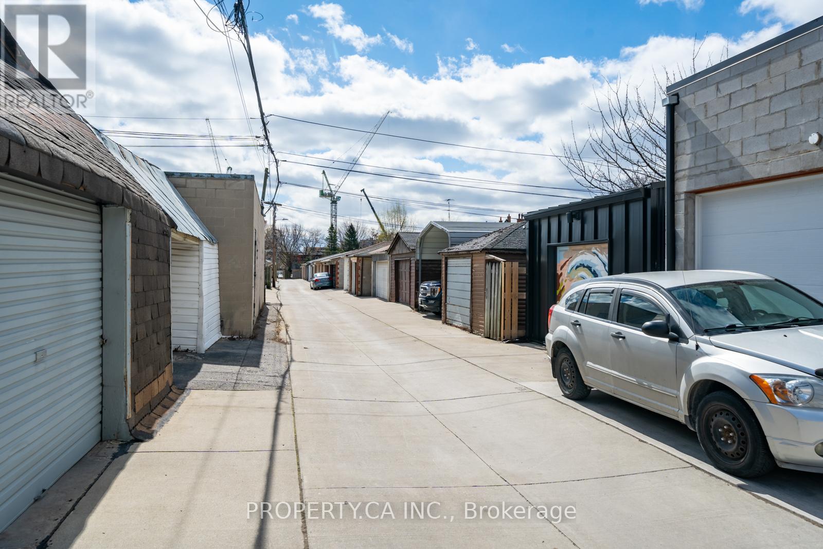 Upper - 557 Perth Avenue, Toronto, Ontario  M6N 2W6 - Photo 26 - W12695772