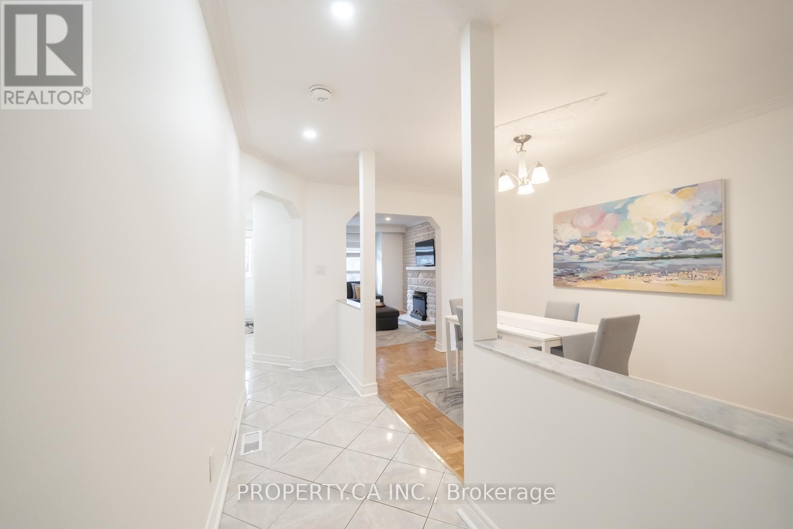 Upper - 557 Perth Avenue, Toronto, Ontario  M6N 2W6 - Photo 3 - W12695772