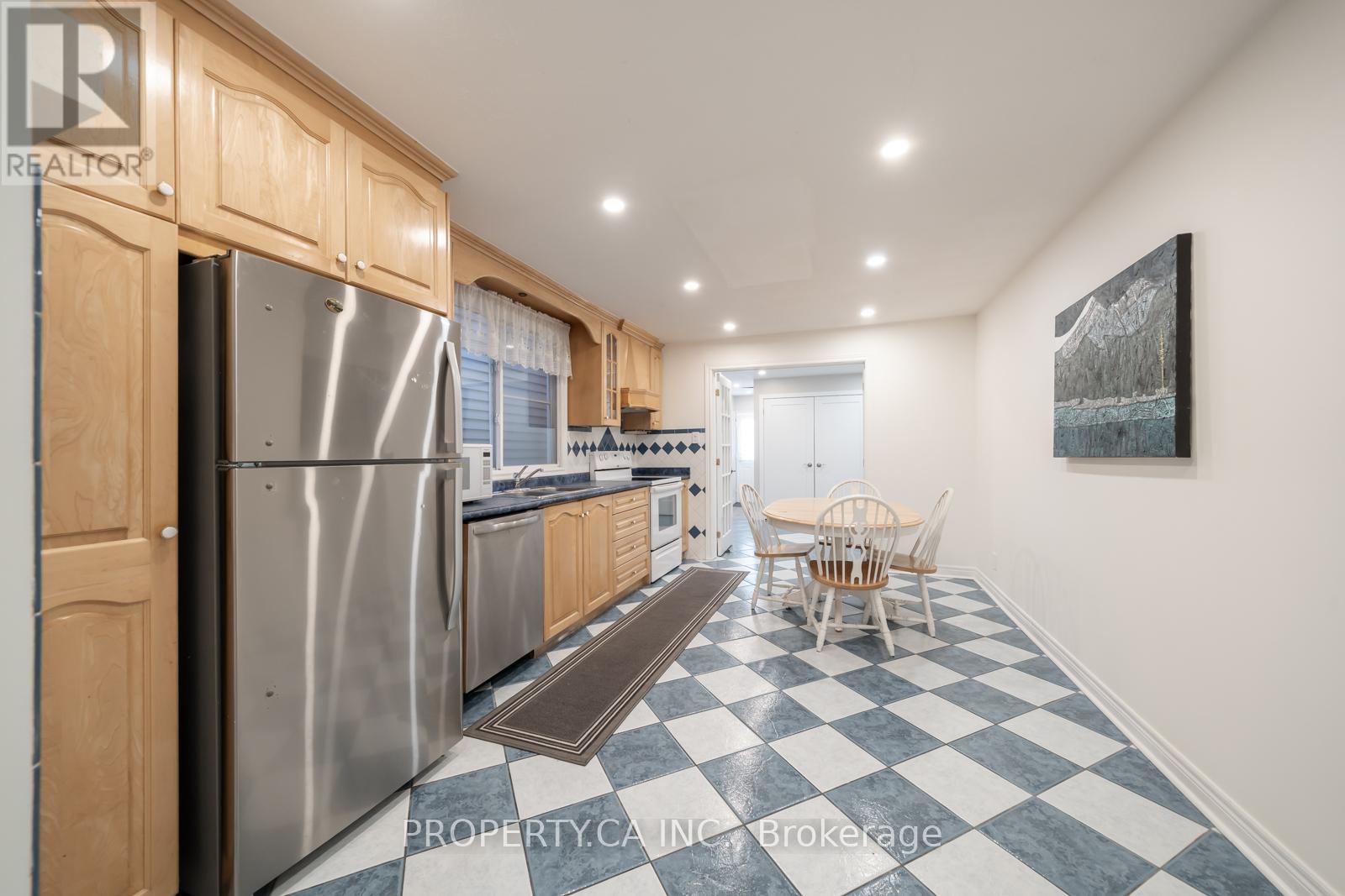 Upper - 557 Perth Avenue, Toronto, Ontario  M6N 2W6 - Photo 9 - W12695772