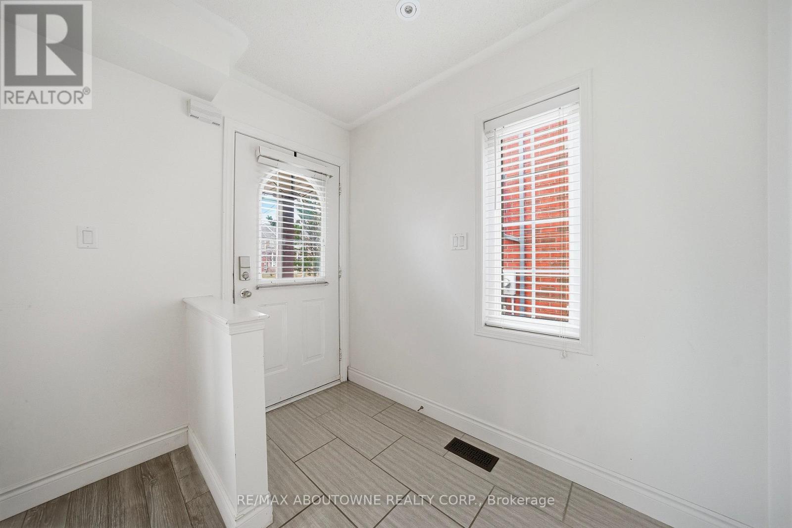 2502 Postmaster Drive, Oakville, Ontario  L6M 5A8 - Photo 4 - W12695794