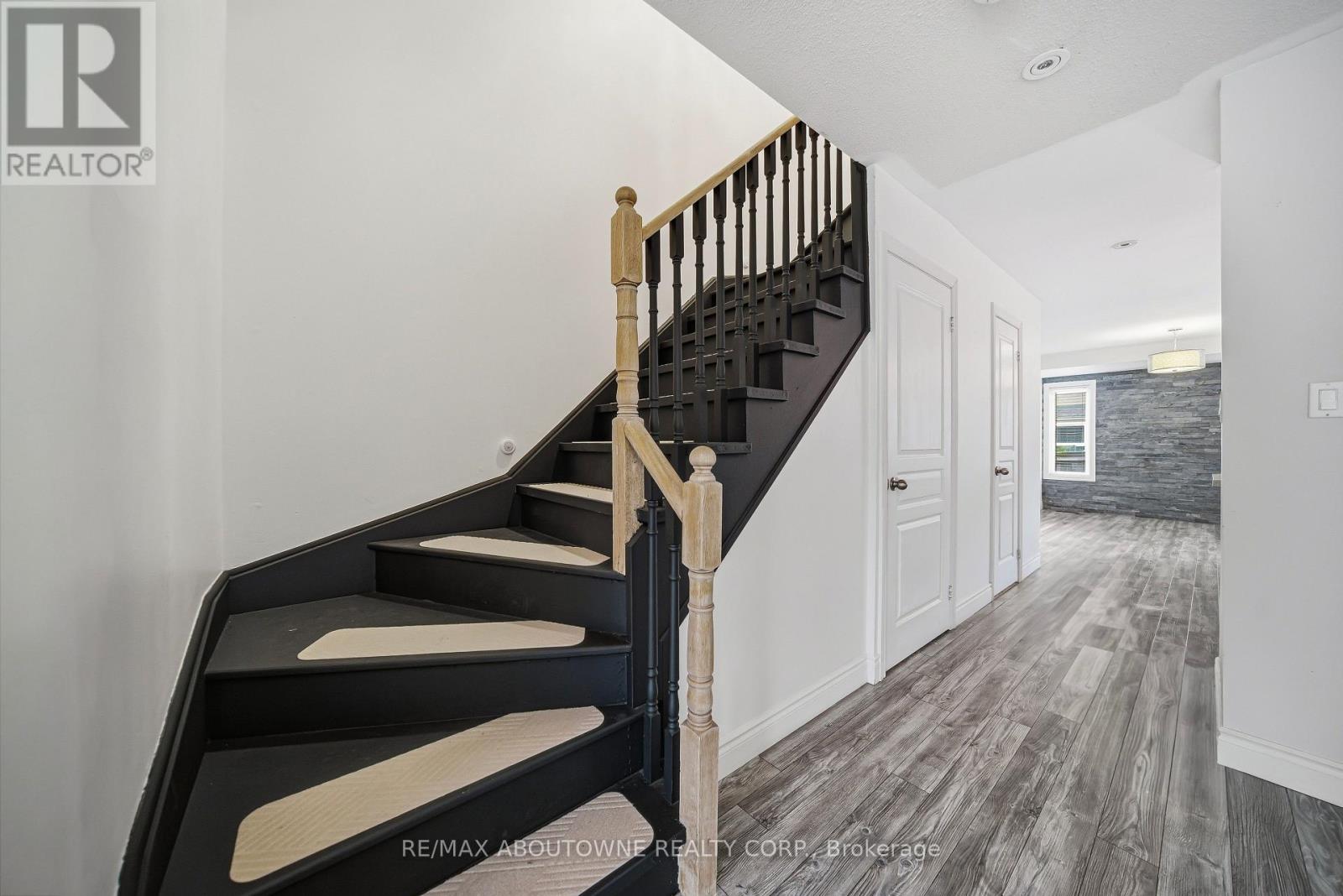 2502 Postmaster Drive, Oakville, Ontario  L6M 5A8 - Photo 7 - W12695794