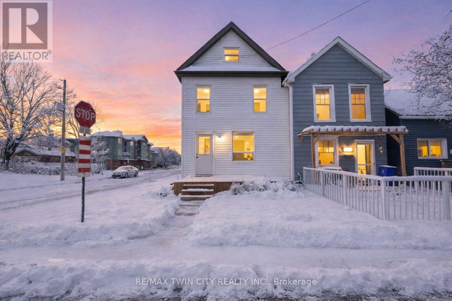 581 JOHN STREET N, Hamilton, Ontario