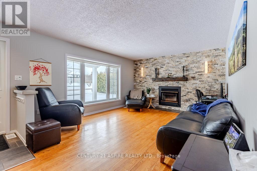 103 Stoneyfield Road, Laurentian Valley, Ontario  K8B 1B4 - Photo 3 - X12696004