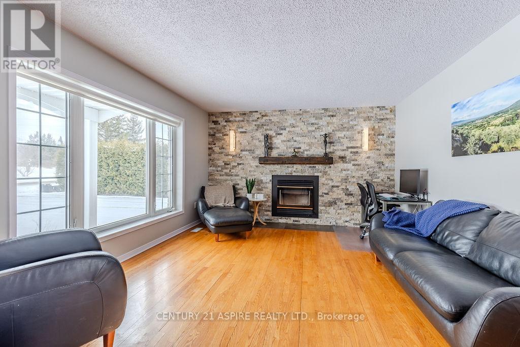 103 Stoneyfield Road, Laurentian Valley, Ontario  K8B 1B4 - Photo 4 - X12696004