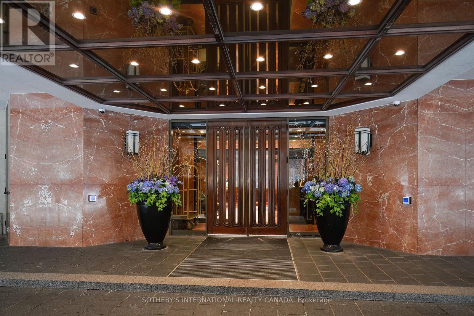 2202 - 175 Cumberland Street, Toronto, Ontario  M5R 3M9 - Photo 2 - C12695894