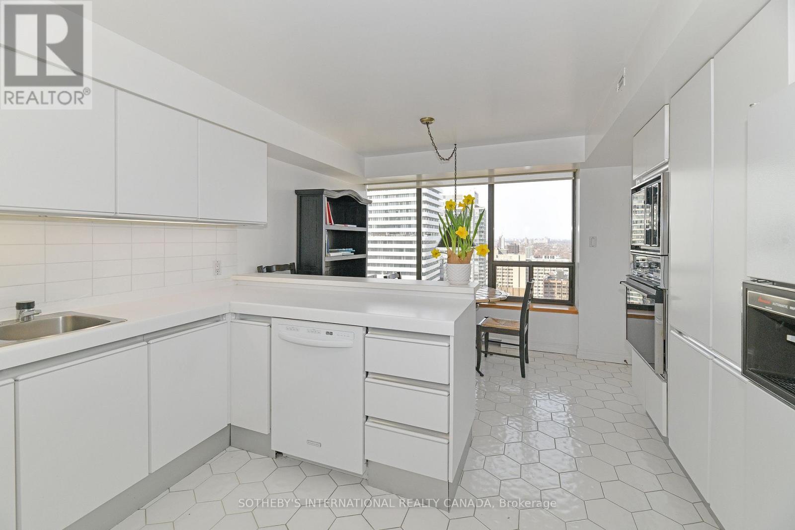 2202 - 175 Cumberland Street, Toronto, Ontario  M5R 3M9 - Photo 34 - C12695894