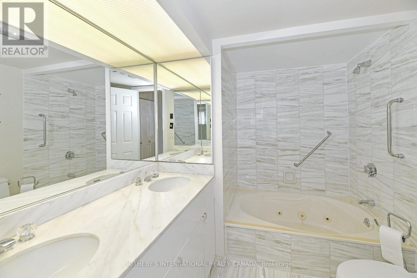 2202 - 175 Cumberland Street, Toronto, Ontario  M5R 3M9 - Photo 41 - C12695894