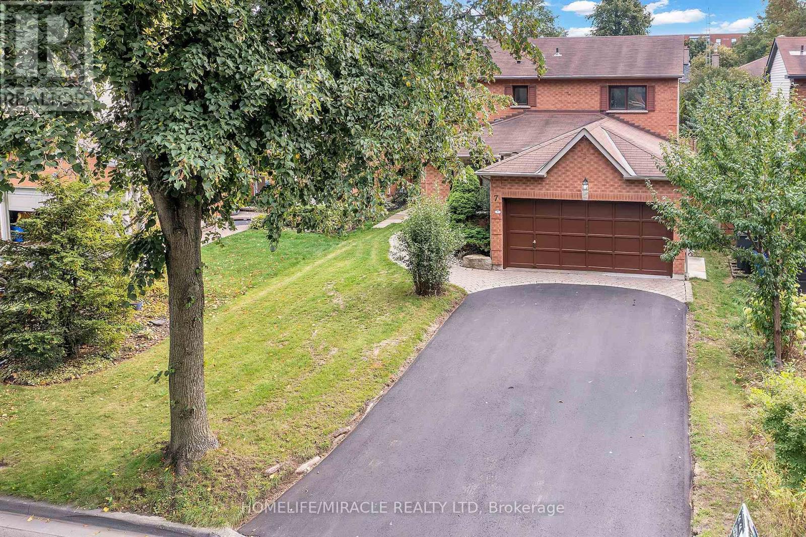 7 Houghton Court, Whitby, Ontario  L1N 8G9 - Photo 1 - E12695978